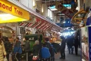 50 предприятий Forks в бывшем железнодорожном складе в Виннипеге, Манитоба.