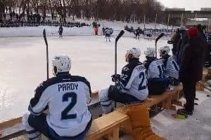 Каждый год любимый Winnipeg Jets проводит тренировку на катке, установленном на Красной реке.