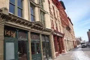 Фасады магазинов сохранили свой первоначальный вид, хотя внутри теперь в этих зданиях в центре города расположен кампус колледжа.