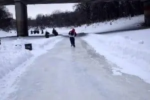 Вы можете кататься на коньках по более чем 2 км реки в Виннипеге!