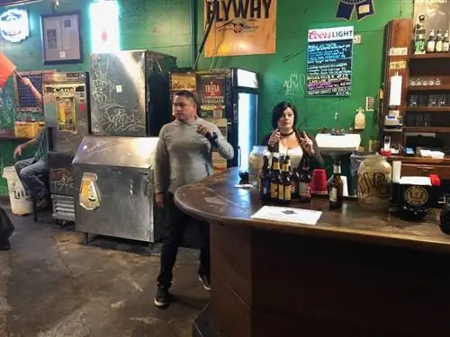 В Midtowne Billiards Донован Тауншенд и его команда каждый четверг вечером готовы к броску бутылки.