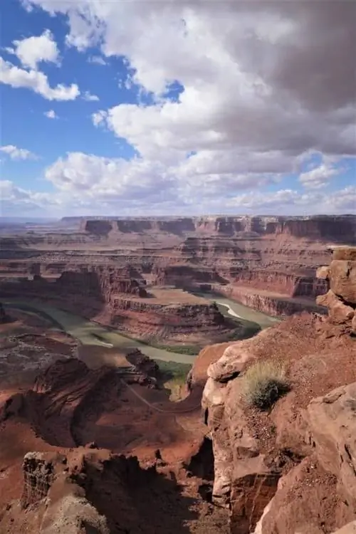 Государственный парк Dead Horse Point находится на пути к Национальному памятнику Каньонлендс, и на самом деле с парковки открывается лучший вид.