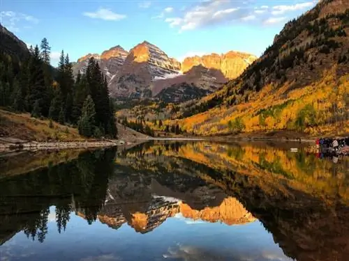 The Maroon Bells в Аспене, штат Колорадо, всего в паре минут ходьбы от парковки (фотографы справа готовы к кадрированию)