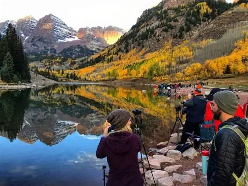Maroon Bells недалеко от Аспена, штат Колорадо, очень близко к парковке в 7 утра, фотографы остались внутри.
