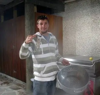 Готовим крабов к варке в Грузии. фотографии Уилла МакГоу.