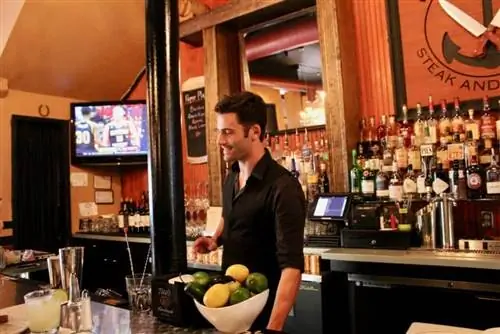 Тайлер, бармен в Seared Steaks and Seafood Petaluma