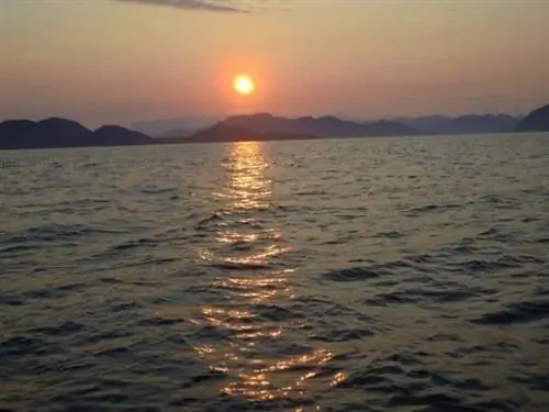 Мирные воды Аляски на закате