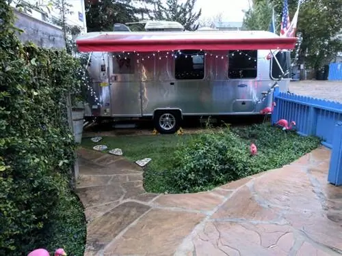 Лагерный прицеп Deluxe Airstream Metro Hotel