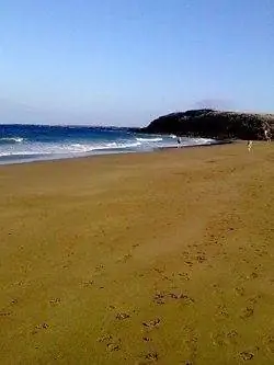 Пляж Арриета, Лансароте. Красные флажки указывают на то, что купаться небезопасно