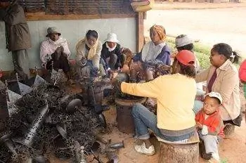Семьи лепят высококачественные продукты из старых бочек из-под масла. фото Криса Бейнона.