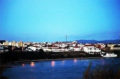 Красивый вид в сумерках на деревню у реки Мира.