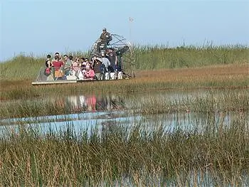Поездка на воздушной лодке с Gator Park Airboat Tours, Эверглейдс, Флорида. фото Макса Хартсхорна.