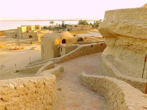 Лестница в Adrere Amellal в Сиве, Египет. Фотографии Скай Саттон.
