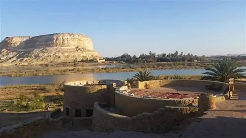 Зона отдыха с подушками в Taziry Ecolodge, Сива, Египет.
