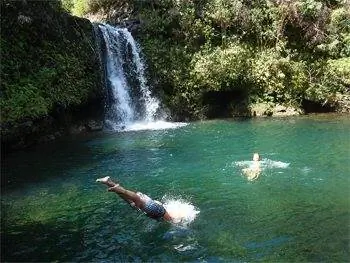 Водопад в Мауи, Гавайи.