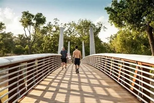 Buffalo Bayou Park предлагает 160 акров красивых пейзажей и видов на горизонт, культовые фонтаны и произведения искусства, большой скейт-парк и километры велосипедных и беговых дорожек. Buffalo Bayou Park предлагает 160 акров красивых пейзажей и видов на горизонт, культовые фонтаны и произведения искусства, большой скейт-парк и километры велосипедных и беговых дорожек.