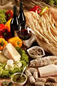 Туринские вина Бароло обычно подают к красному мясу или выдержанным сырам.