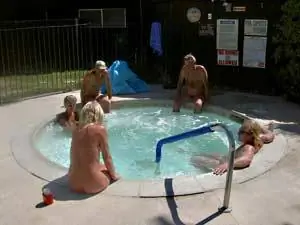 Сбор вокруг джакузи на курорте DeAnza Springs в Калифорнии.