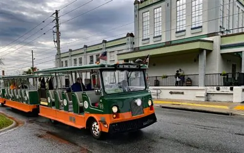 Трамвай Old Town делает остановки в некоторых из 60 исторических мест в Сент-Огастине.