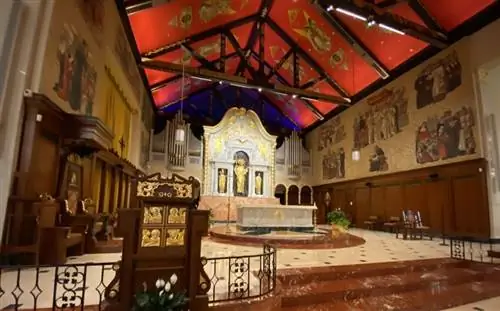 Кафедральный собор Святого Августина - старейший римско-католический приход в США. Потолок был окрашен в красный цвет, цвет испанской королевской семьи, когда в 1965 году церкви исполнилось 400 лет. Фото Кэтрин Родегир.