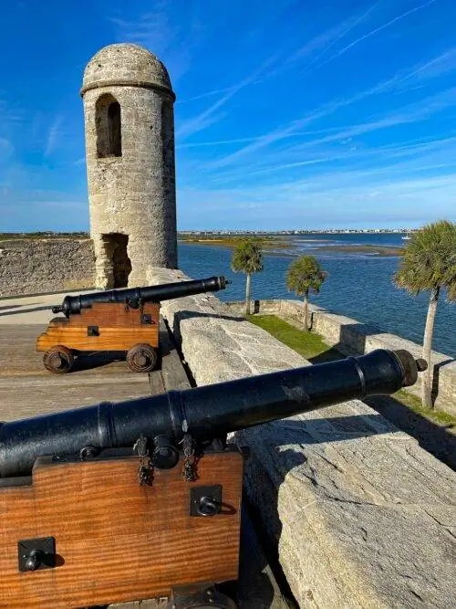 Пушки в Кастильо-де-Сан-Маркос стреляли, чтобы отбиваться от пиратов и военных соперников.