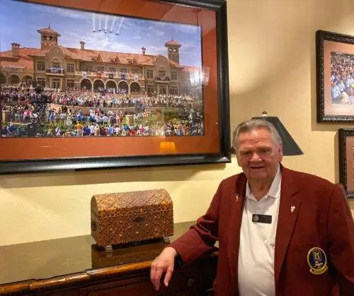 Джек Ларсон, один из рассказчиков-добровольцев в TPC Sawgrass, проводит экскурсии по памятным вещам внутри клуба.