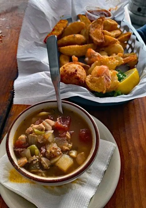 Креветки и похлёбка, приправленные жгучим перцем датил, появляются вместе с блюдами, вдохновленными Меноркой, в меню тети Кейт на реке.