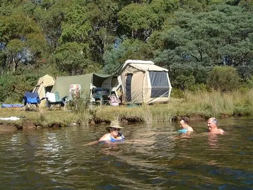 Плавание в лагере Dee Lagoon на Тасмании - это теплый день, когда вы можете это сделать!