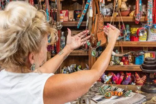 Покупка украшений из бирюзы в Торговом посте Ричардсона в Гэллапе.