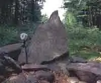 Этот камень отмечает закат середины зимы. Посетители могут дойти почти до всех солнечных и лунных камней на Астрономической тропе.