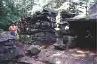 Посетитель стоит на пути к Залу Оракула и Жертвенному столу. Возможно, что тропа когда-то была самой камерой.