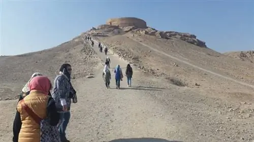 Зороастрийское захоронение в пустыне в Иране.