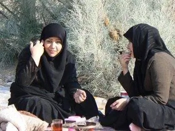 Пикники - обычное место в Иране, здесь две женщины обедают в пустыне. На фото Макс Хартшорн.