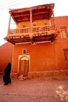 Еще одно здание из красного кирпича в Абиене, Иран.