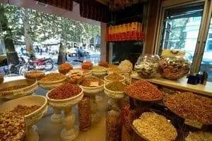 Орехи и специи для продажи в Тегеране, Иран.