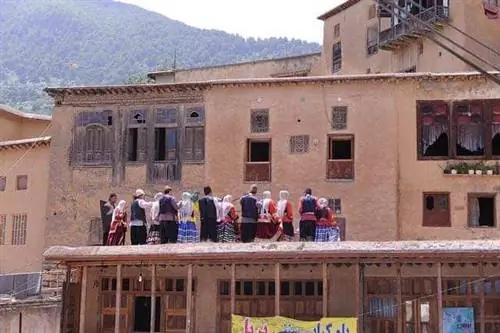 сельские жители танцуют