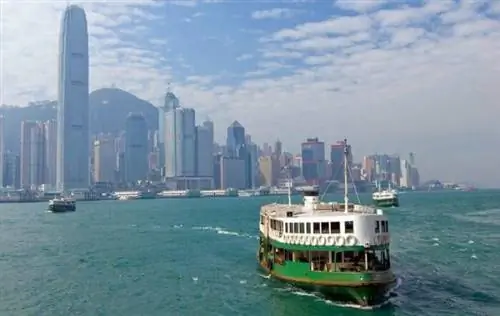 Star Ferry в Гонконге - это удовольствие для туристов и часть работы для жителей.