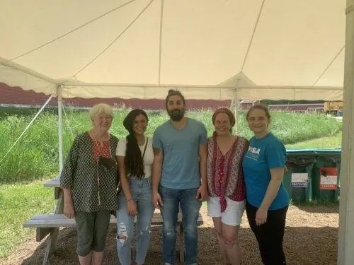 Местные жители Дженис, Бритни и Кейси с хозяйкой Dosa Kitchen Ледой и ее шеф-поваром Лиззи. Фотографии Айси Рид. Брэттлборо