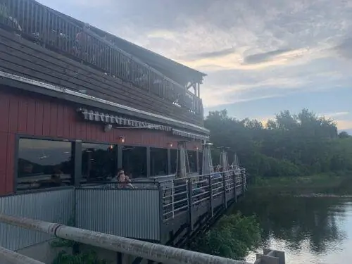 Ресторан и пивоварня Whetstone Station. Брэттлборо