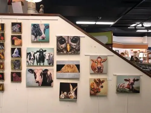 Искусство, найденное во время нашей прогулки по галерее в центре Браттлборо. Фотографии Меган Ментук.