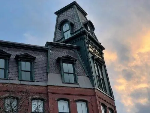 Бывший отель Brooks теперь представляет собой большое здание в центре города Браттлборо, оно сгорело и было восстановлено в последние годы.