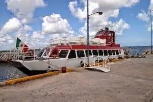 Паром на остров Холбокс, который отправляется из Чикильи.