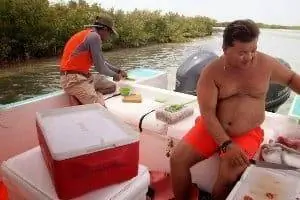 Приготовление севиче на борту лодки.