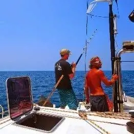 Шкипер Майк и еще один бесстрашный путешественник ловят рыбу, которую Мари превращает в восхитительное севиче с лаймом и имбирем на архипелаге Мьейк.