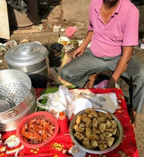 Импровизированные прилавки с домашним китайским завтраком.