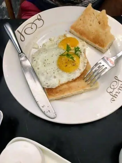 Тост за яйца в знаменитом ресторане Flurys на Парк-стрит, Калькутта.