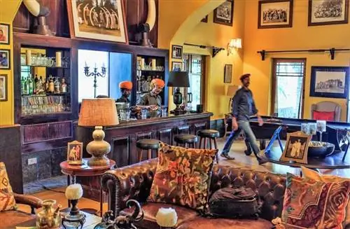 В Mountbatten Lodge джин с тоником всегда рядом. Здесь моего двойника готовят мастерски.