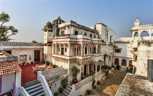 Замок Бера - семейный дом, отель и дворец, а также кулинарная школа и сафари на леопардов.