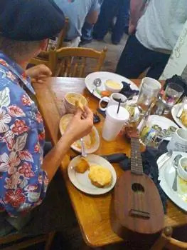Завтрак Zydeco в Cafe Des Amis в Бо-Бридж, штат Луизиана.