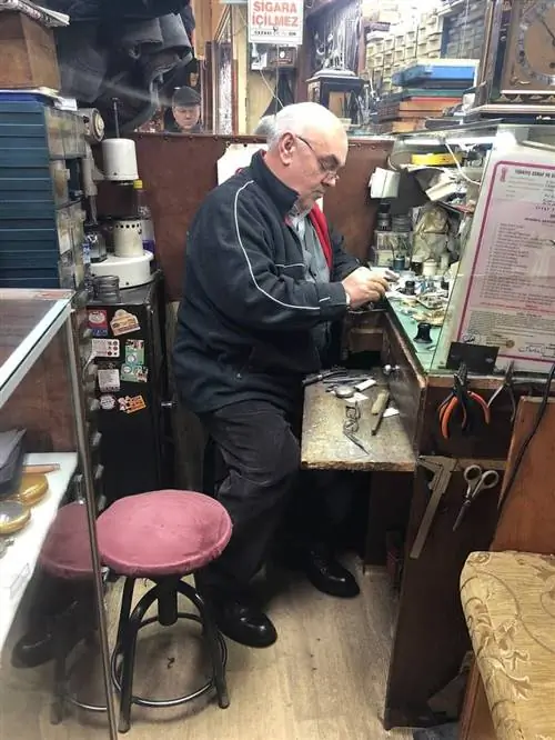 Часовщик ремонтирует часы на Большом базаре в Стамбуле. На фото Макс Хартшорн.